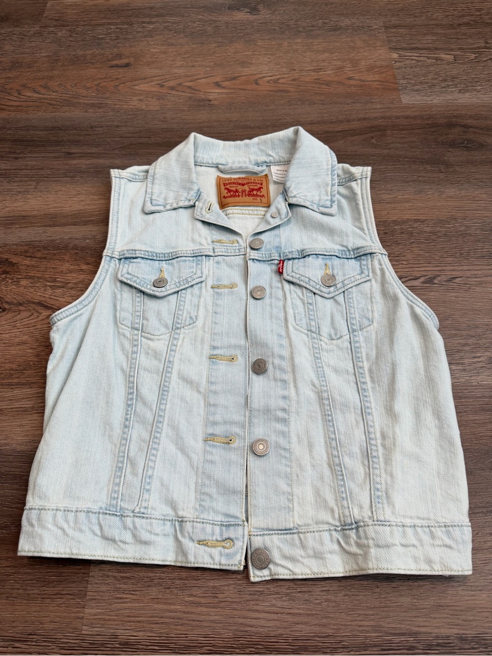 Levi’s Denim Trucker Vest Light Wash Size Small Sleeveless Jean Jacket